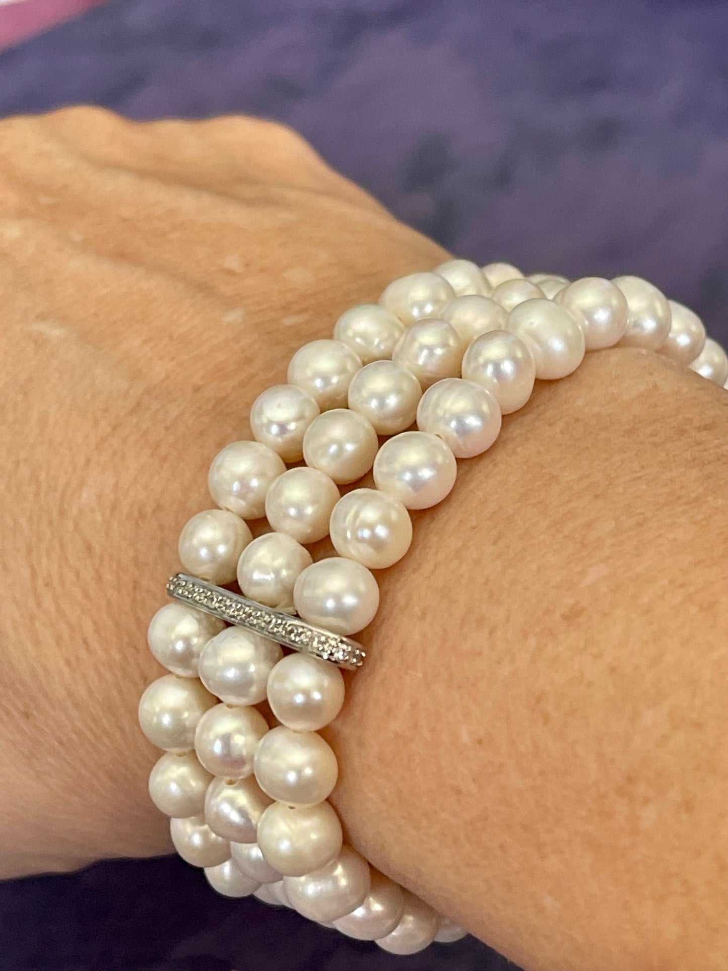 TRIPLE LA PERLE -3 layer fresh water pearl bracelet with elastic strap