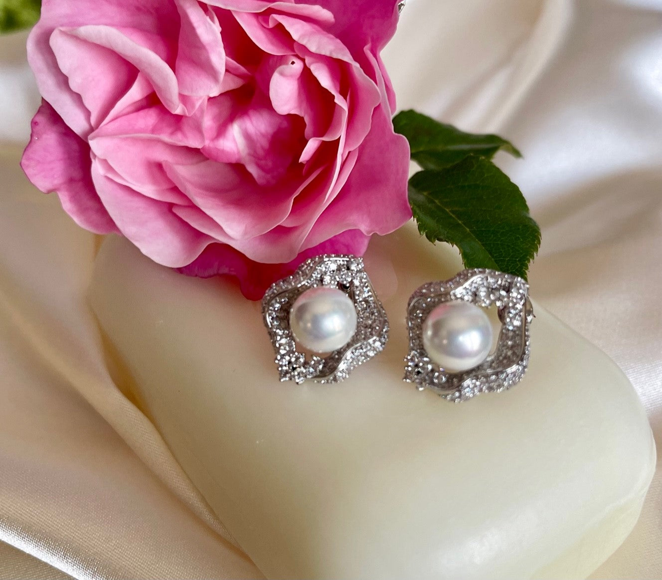 BELLA ROSA - Flower Shape White Gold Plated Pearl and zircon stud earring