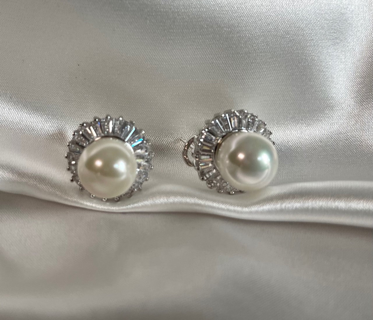 PRETTY BALLERINA - Great size round classic silver cubic irconia and pearl earring