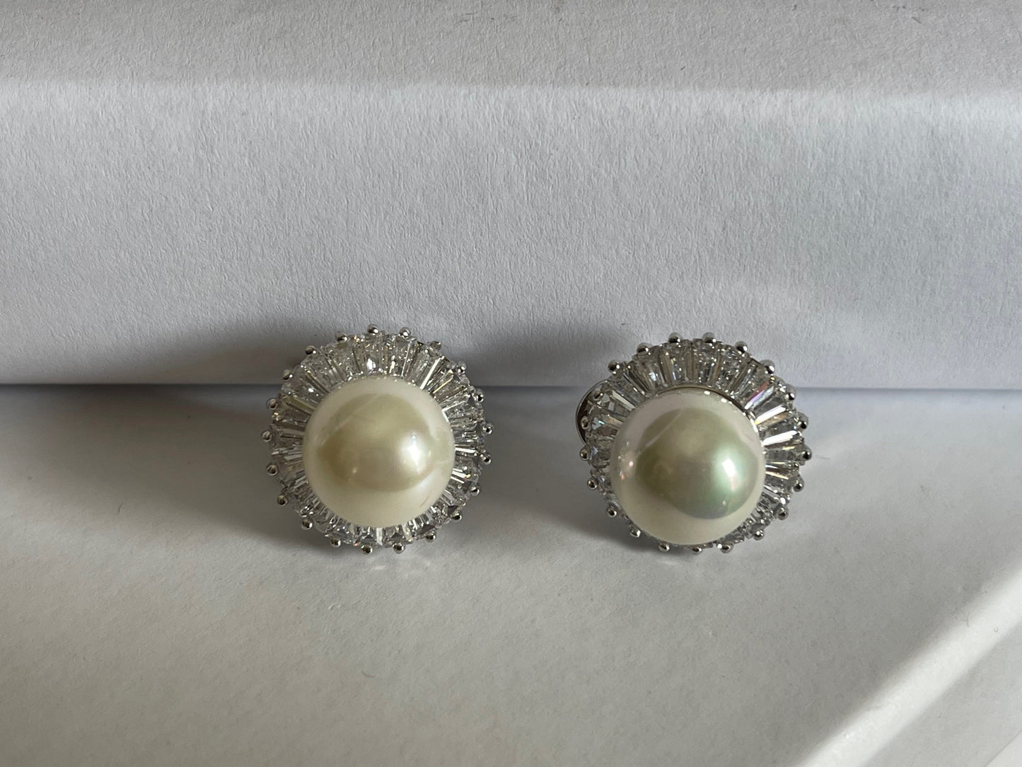 PRETTY BALLERINA - Great size round classic silver cubic irconia and pearl earring