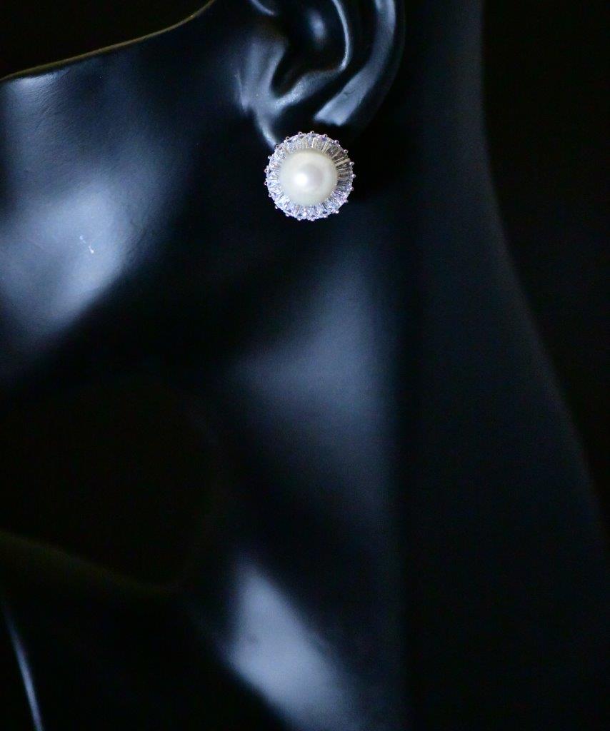 PRETTY BALLERINA - Great size round classic silver cubic irconia and pearl earring