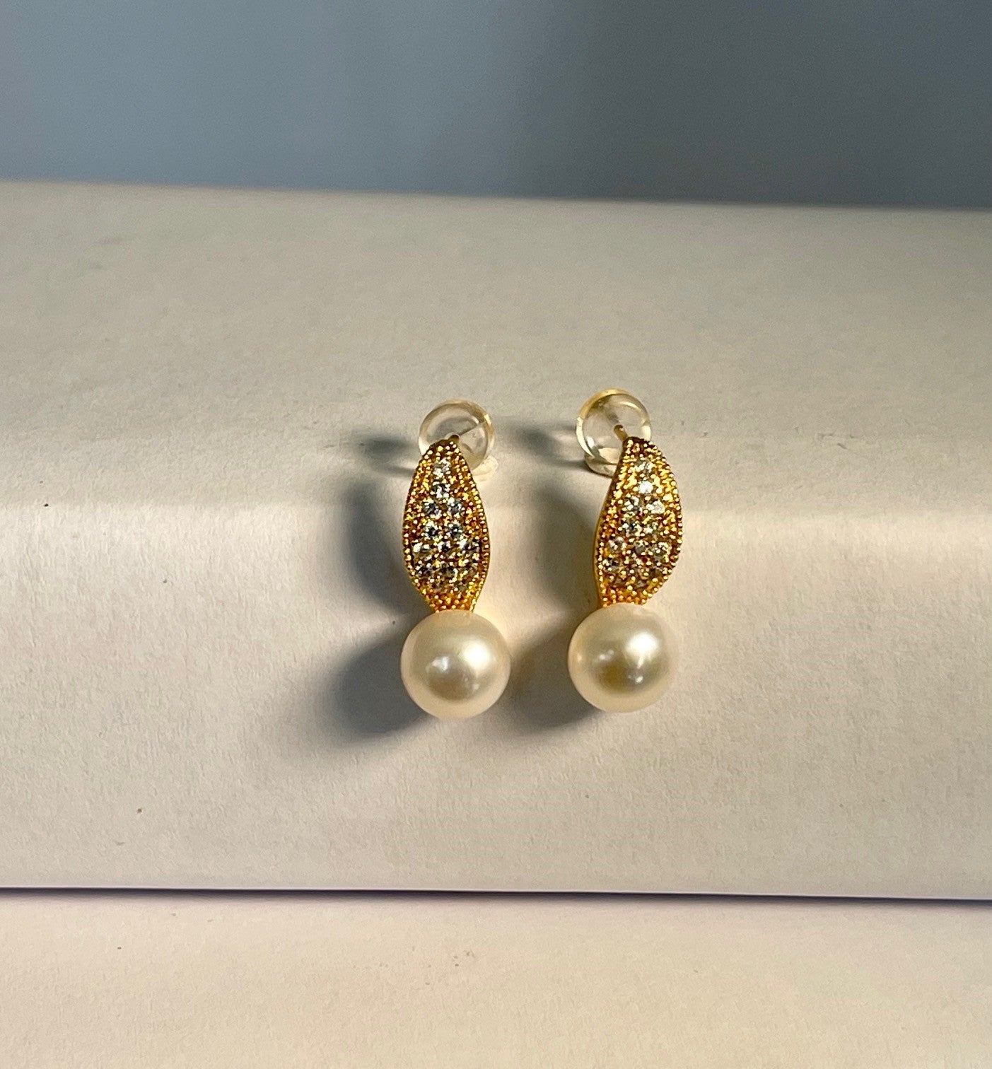 DAWN SENSATION - High quality freshwater pearl earrings walking on high heels!