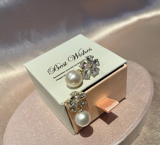 MAGIC BLOSSOM - Fresh water pearl with a cubic flower set in 18ct gold plating