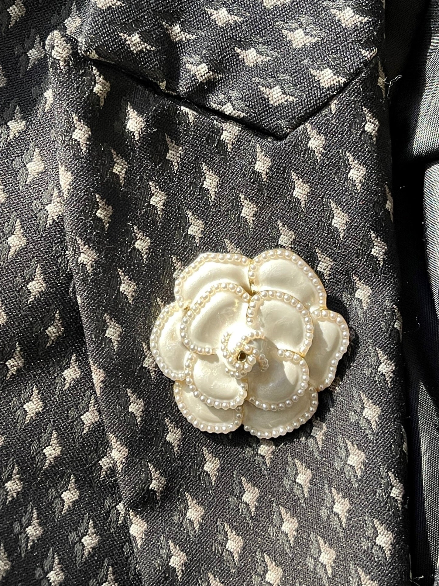 COCO ROSE Rose shaped pearl bracelet or scarf clip in pearl white or charcoal black