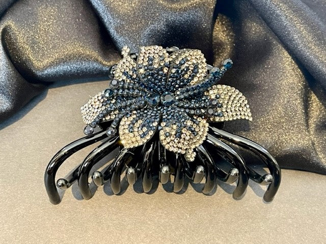 FLOWER BLING Bling flower hair claw in a medium size