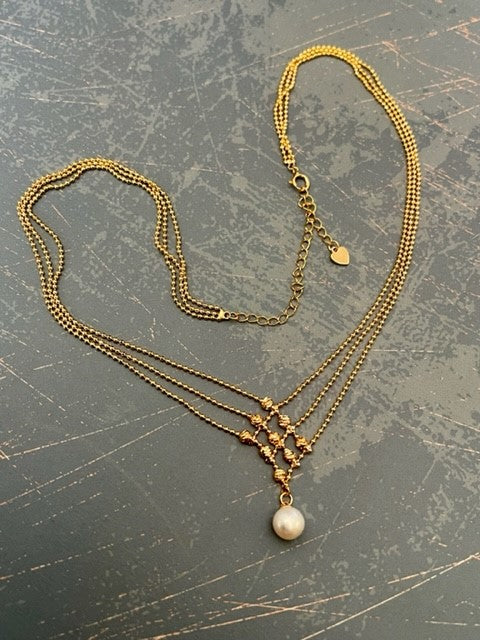 ROMANTIC INTERCHANGE-Cross over gold necklace with a fresh water pearl at the end