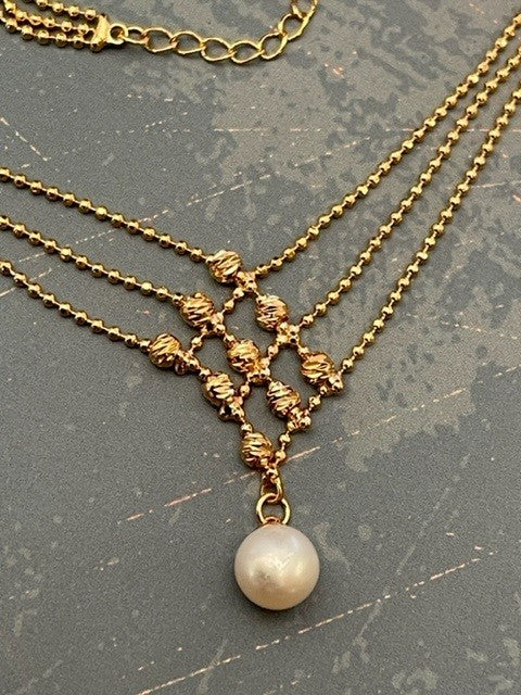 ROMANTIC INTERCHANGE-Cross over gold necklace with a fresh water pearl at the end