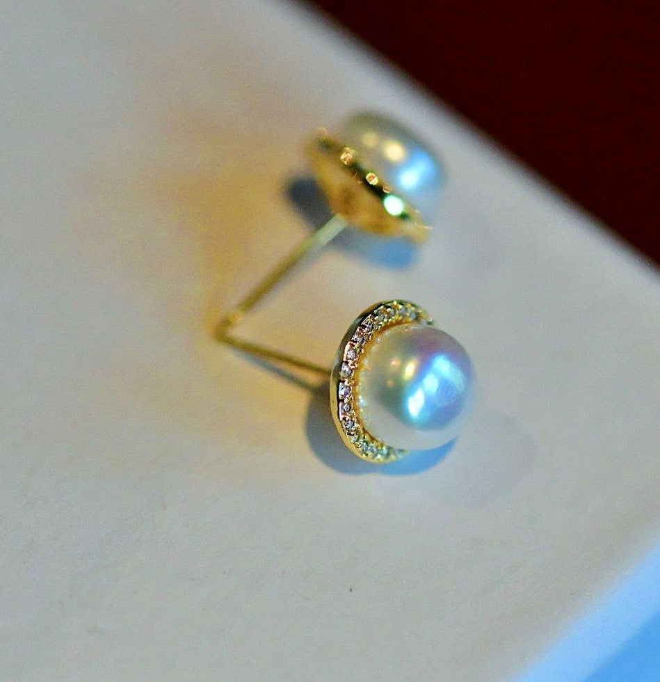 CUPCAKE - The sweetest fresh water pearl stud earring surrounded by glitsy zirconias