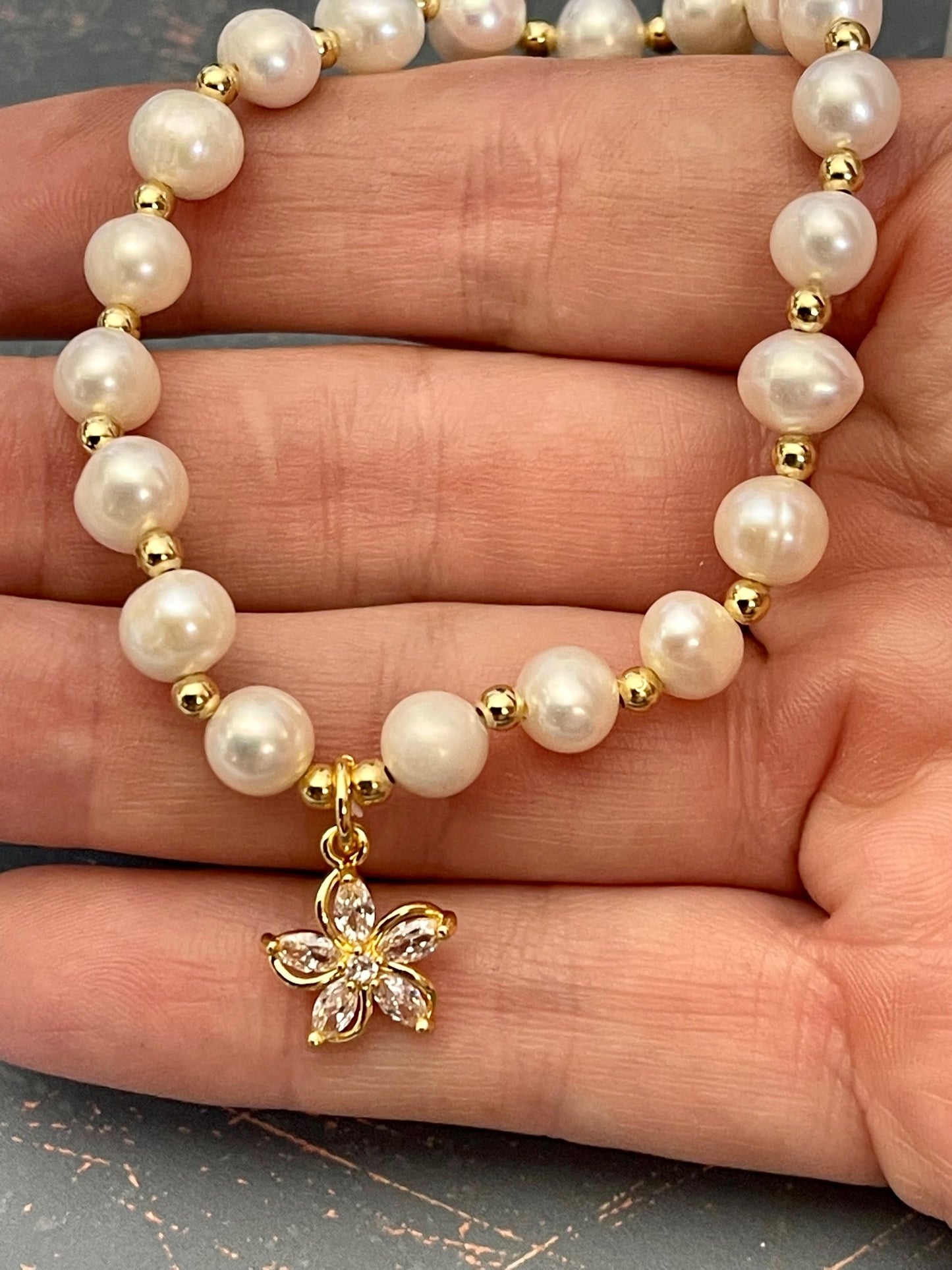 GLAMOUR STAR -Fresh water pearl bracelet with cubic and gold flower