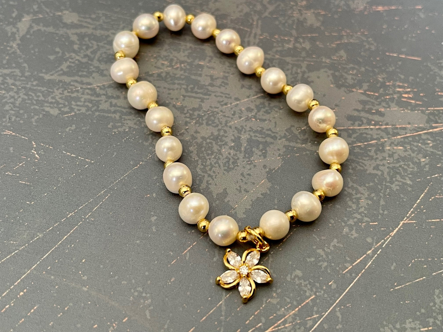 GLAMOUR STAR -Fresh water pearl bracelet with cubic and gold flower