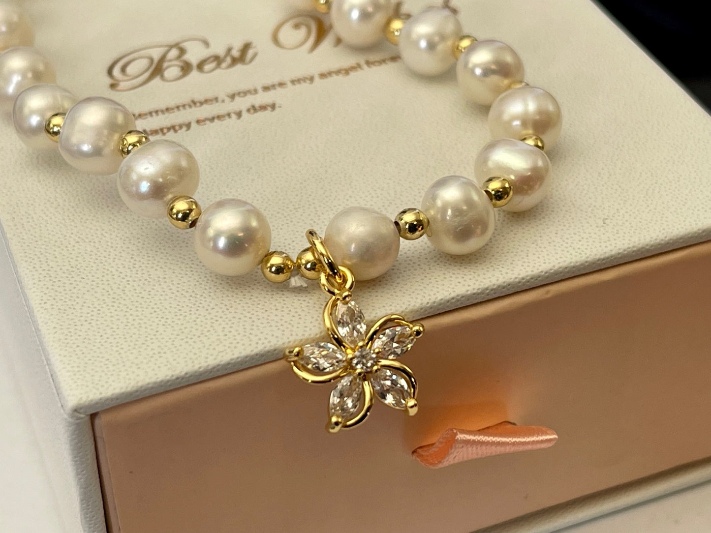 GLAMOUR STAR -Fresh water pearl bracelet with cubic and gold flower