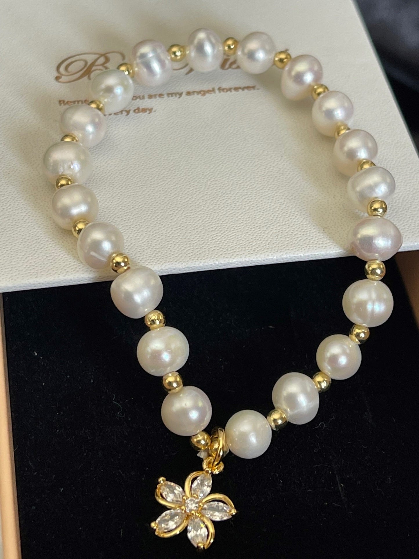 GLAMOUR STAR -Fresh water pearl bracelet with cubic and gold flower