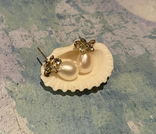 PEARL BLOSSOM - Sterling Silver Darling Flower Shape Stud Earring with a Freshwater Pearl