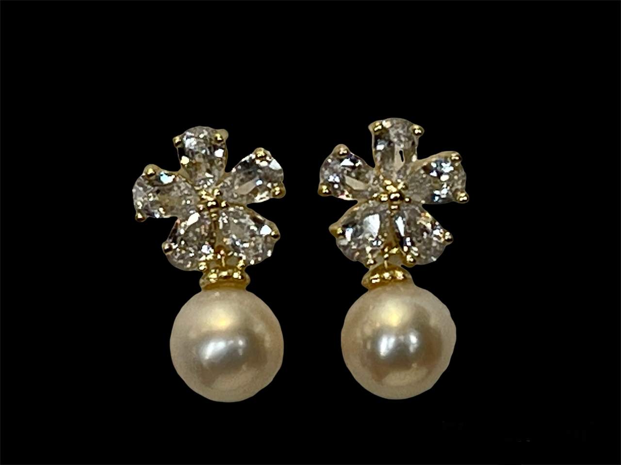 MAGIC BLOSSOM - Fresh water pearl with a cubic flower set in 18ct gold plating