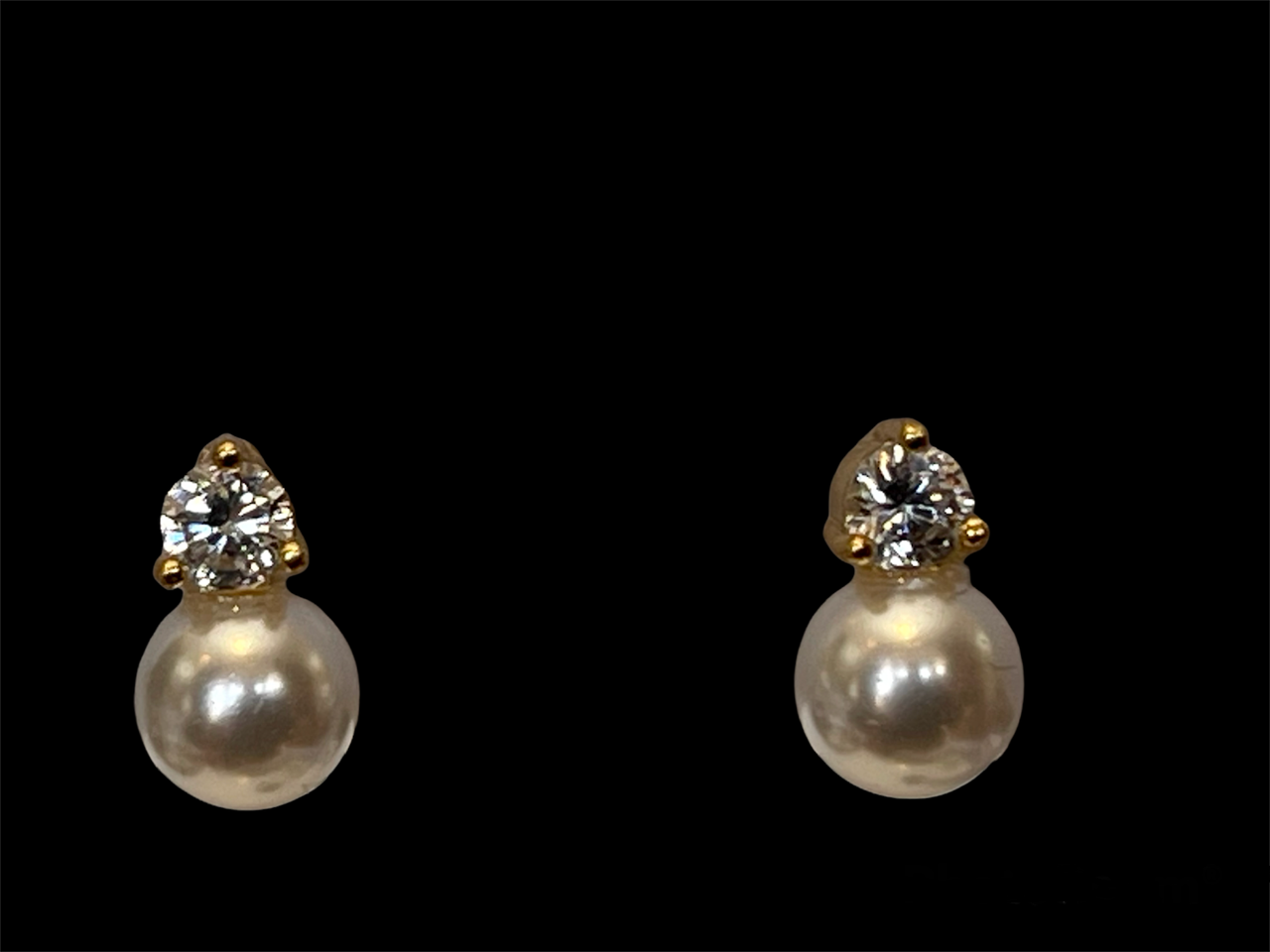 LITTLE TREASURE - Tiny Cubic Zirconia and  freshwater Pearl stud earring